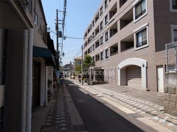 敷地の南側は「芦屋山手サンモール商店街」に面しています。