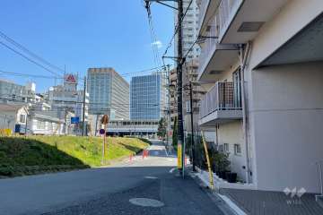 敷地北東側の前面道路（北西側から）