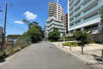 敷地南側の前面道路（東側から）