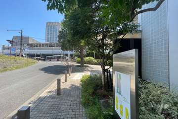 敷地北側の前面道路（西側から）