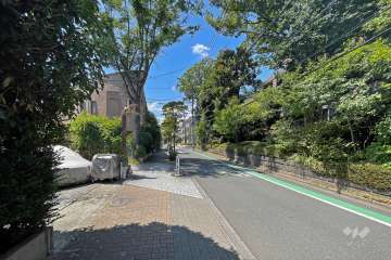 敷地北側の前面道路（東側から）