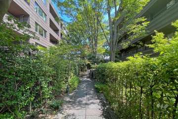 弐番館との通路（西側から）
