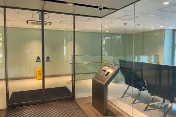 エントランスはオートロック付きです。（東側）