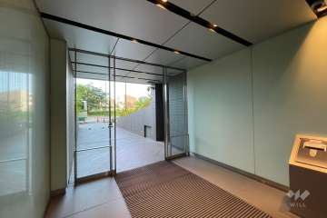 エントランスはオートロック付きです。（西側）