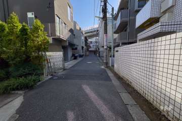 敷地北側の前面道路（西側から）