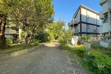 敷地の南側前面道路（東側から）