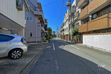 敷地南東側の前面道路（南西側から）