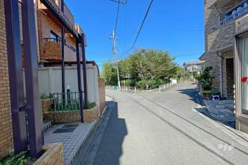敷地北東側の前面道路（南東側から）