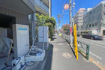 敷地東側の前面道路（南側から）