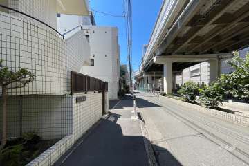 敷地の北側道路（東側から）