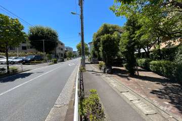 敷地南側の前面道路（東側から）