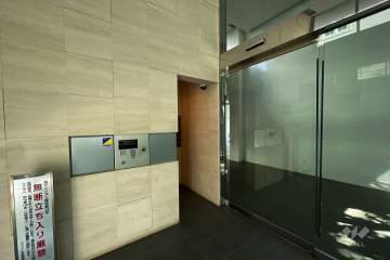 エントランスはオートロック付きです。