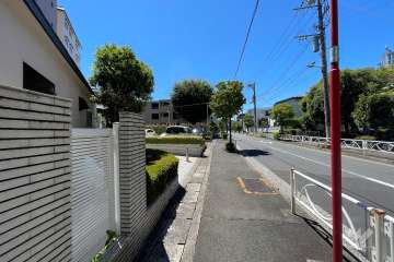 敷地北側の前面道路（東側から）