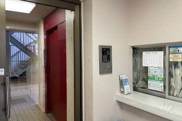 エントランスはオートロック付きです。