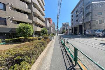 敷地西側の前面道路（北側から）