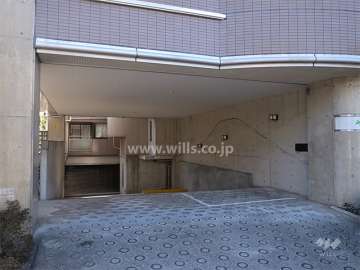 地下駐車場へのアプローチ（リングシャッター付き）