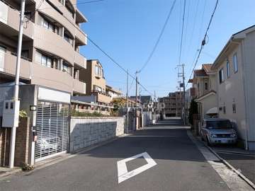 敷地南側の前面道路