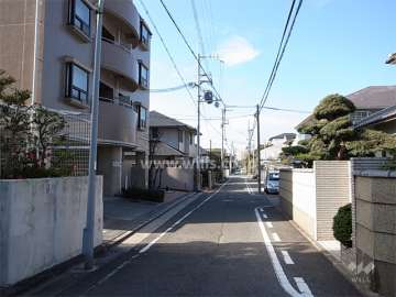 敷地北側の前面道路（エントランス側）