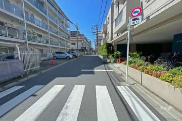 敷地南東側の前面道路（北東側から）