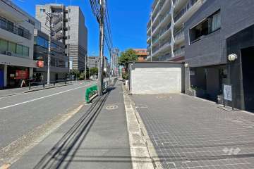 敷地西側の前面道路（南側から）