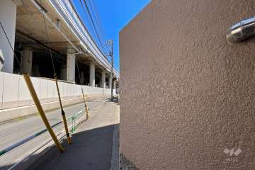 敷地北東側の前面道路（北西側から）