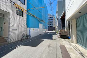 敷地北側の前面道路（東側から）