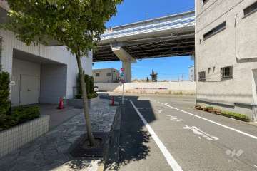 敷地東側の前面道路（南側から）
