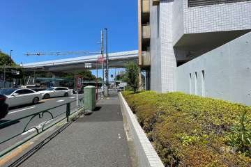 敷地西側の前面道路（南側から）