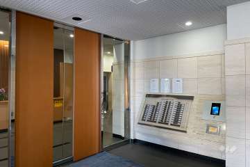 エントランスはオートロック付きです。