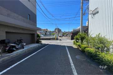 敷地北東側の前面道路（南東側から）