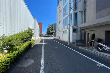 敷地北東側の前面道路（北西側から）