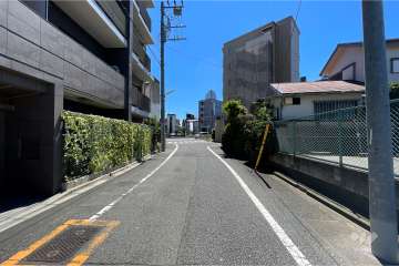 敷地北西側の前面道路（北東側から）