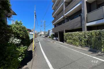 敷地北西側の前面道路（南西側から）