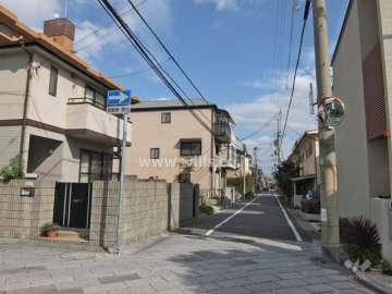 敷地南側の前面道路。敷地南側は一戸建てが中心に立ち並ぶ住宅地です。