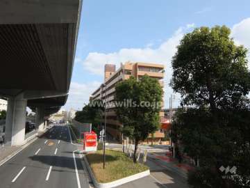 サザンテラス芦屋の遠景。敷地北側には国道43号線と阪神高速が走っています。