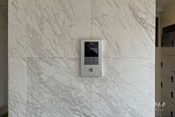 エントランスはオートロック付きです。宅配ボックスあり。