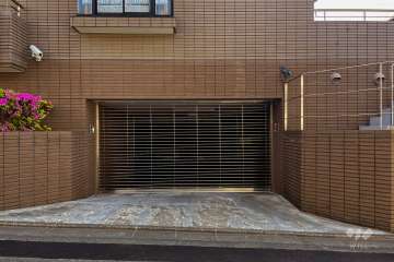 駐車場の出入り口（リングシャッター付き）