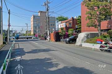 敷地東側の前面道路は学園通りです（北東側から）。