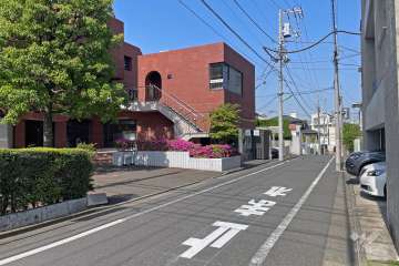 敷地北側の前面道路（南東側から）