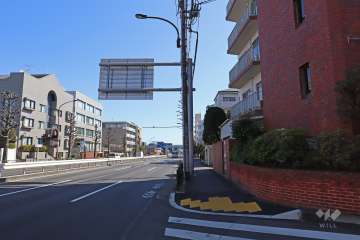 敷地北側の前面道路（西側から）