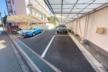 敷地内駐車場（屋外平面式・屋根付き）