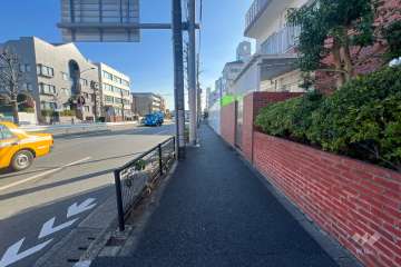 敷地北側の前面道路（西側から）