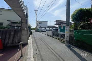 敷地西側の前面道路