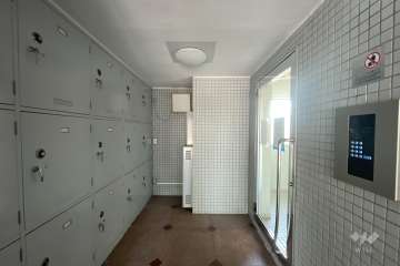 エントランスはオートロック付きです。