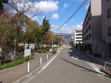 敷地西側は道を挟んで図書館や美術館のある文化ゾーンです。