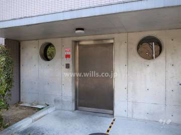 屋内にある駐輪場入り口
