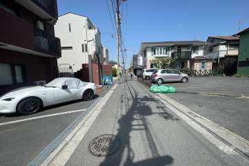 敷地東側の前面道路（南側から）