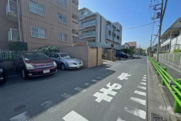 敷地北側の前面道路（東側から）