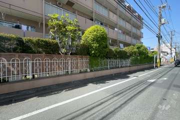 敷地東側の前面道路（南側から）