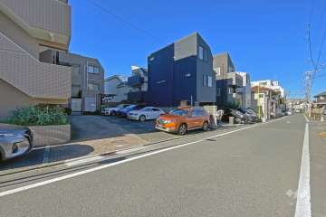 敷地北東側の前面道路（南東側から）